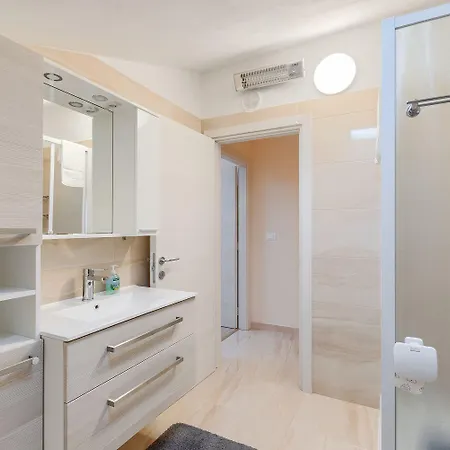 Modernes Mit Traumhafter Aussicht, Pool, Privatparkplatz, Wifi Pazin