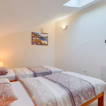 Modernes Mit Traumhafter Aussicht, Pool, Privatparkplatz, Wifi Apartment