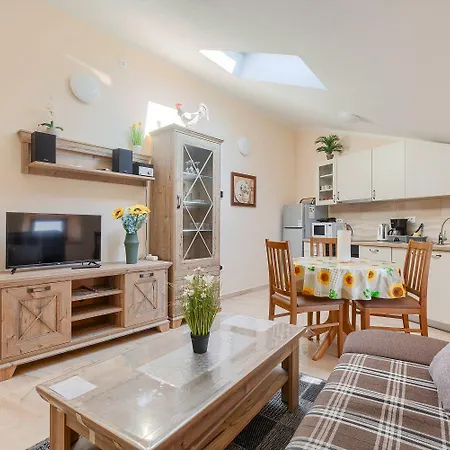Apartment Modernes Mit Traumhafter Aussicht, Pool, Privatparkplatz, Wifi *