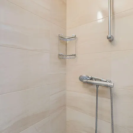 Modernes Mit Traumhafter Aussicht, Pool, Privatparkplatz, Wifi Apartment