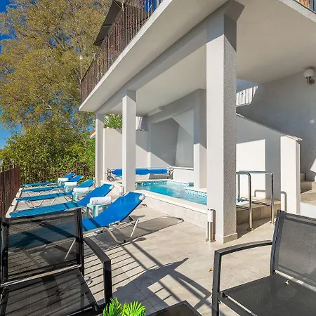 Apartment Modernes Mit Traumhafter Aussicht, Pool, Privatparkplatz, Wifi