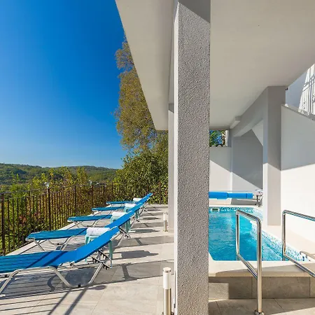 Modernes Mit Traumhafter Aussicht, Pool, Privatparkplatz, Wifi *