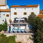 Modernes Mit Traumhafter Aussicht, Pool, Privatparkplatz, Wifi