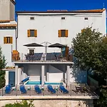Modernes Mit Traumhafter Aussicht, Pool, Privatparkplatz, Wifi Apartment *