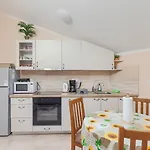 Apartment Modernes Mit Traumhafter Aussicht, Pool, Privatparkplatz, Wifi *