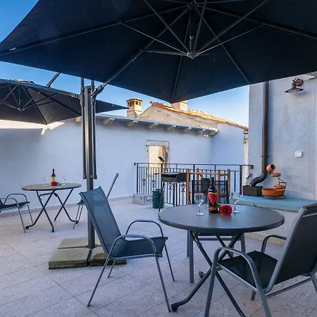 Modernes Mit Traumhafter Aussicht, Pool, Privatparkplatz, Wifi