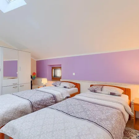 Modernes Mit Traumhafter Aussicht, Pool, Privatparkplatz, Wifi Apartman *